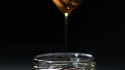 كيف أستخدم العسل لترطيب البشرة والحفاظ على الصحة