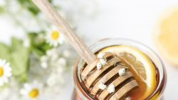 فوائد زيت الزيتون مع العسل لعلاج البشرة والشعر طبيعيًا