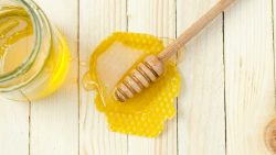 فوائد قناع العسل للوجه لترطيب البشرة وتخلصها من الحبوب