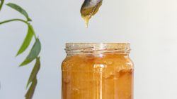 فوائد العسل للبشرة للتخلص من الأتربة وتنظيف المسام وعلاج البثور