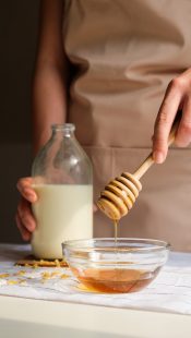 فوائد العسل مع الحليب لعلاج عسر الهضم ومد الجسم بالطاقة