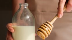 فوائد العسل مع الحليب لعلاج عسر الهضم ومد الجسم بالطاقة
