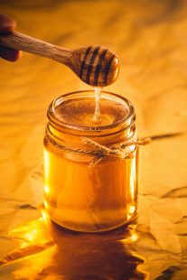 فوائد العسل للجسم والبشرة ودوره في تحسين عمليات الأيض