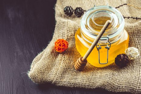 فوائد العسل للبشرة الحساسة وطرق عمل الماسكات